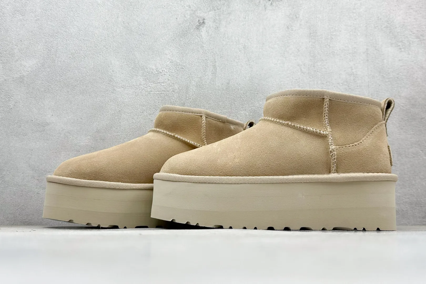 🐲💰 520 supports store placement. The top version on the market is UGG sheepskin snow boots. Mini thick-soled short-tube 5cm. Xiaohongshu’s hot model. Produced by a major foreign trade factory in Guangzhou. Genuine sheepskin from toe to insole. Independent outer box packaging. Chip. Waterproof technology. Different from any version on the market. 5cm thick sole. Independent original development of outsole. Cashmere insole. Keep warm in winter. It is a very suitable choice for home use. In the new year, uug launches a style series. Partly catered to the preferences of young consumers, it has also moved to the forefront of fashion trends. Shoe body material: water-repellent coated suede upper, 17 mm UGGPURE™ implanted wool insole, lightweight non-slip comfortable rubber outsole, brand LOGO trademark, complete package, item number: 1135092, size: 35 36 37 38 39 40